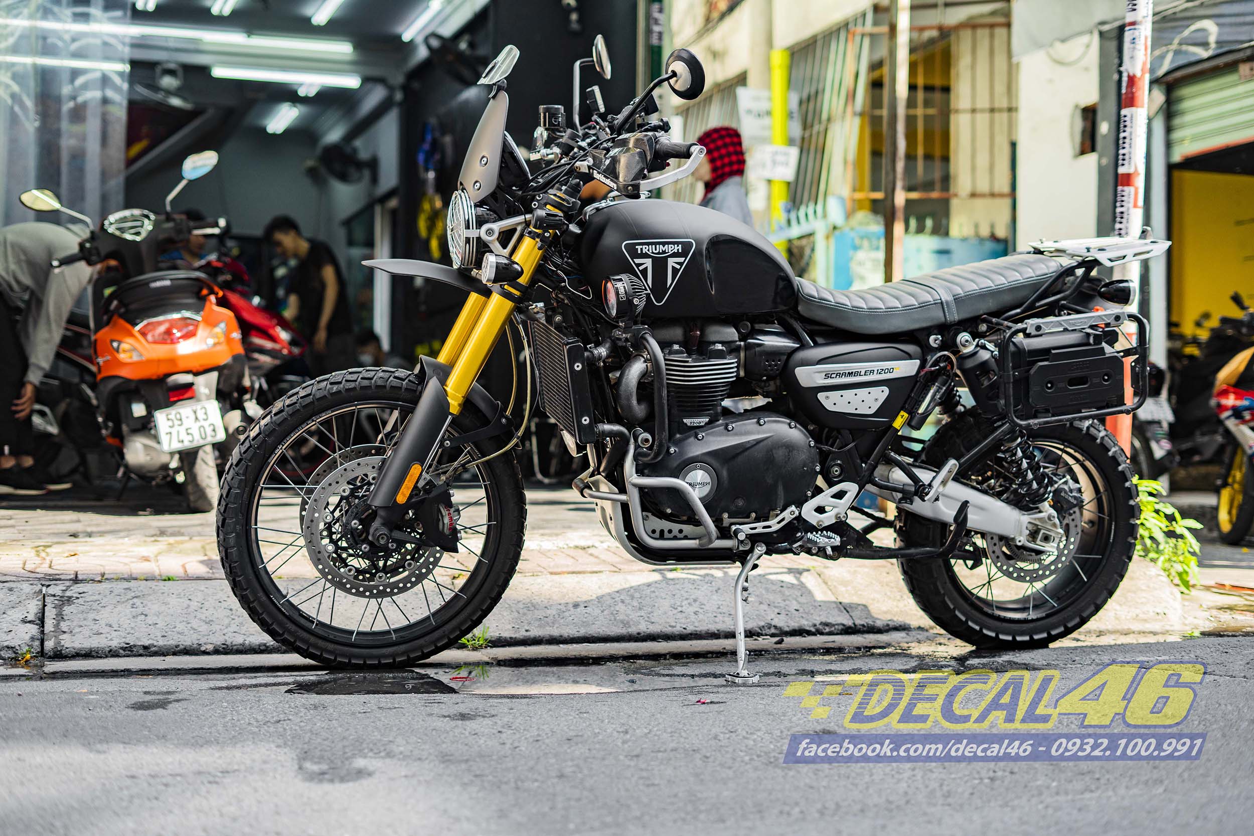 tem-xe-triumh-scrambler-900-den-mo-6.jpg