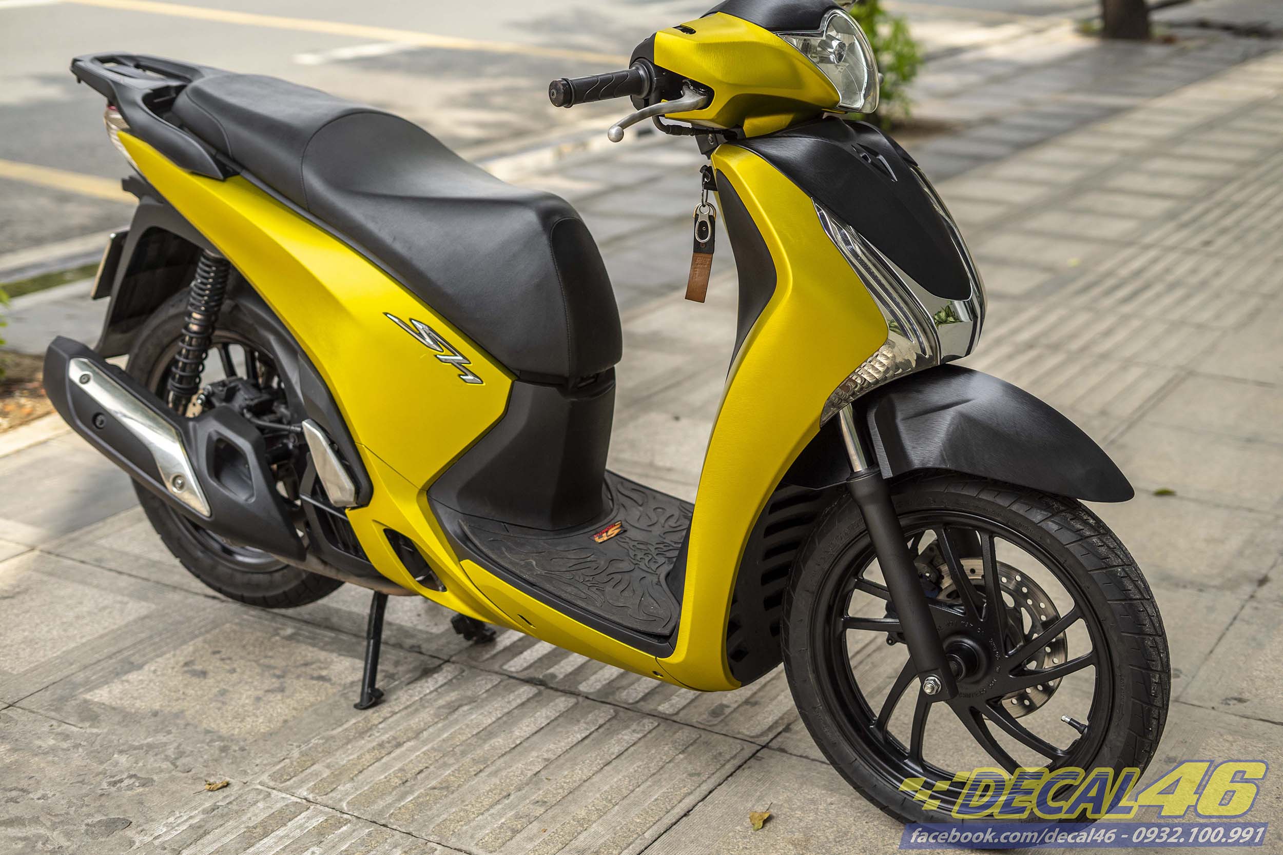 Tem-xe-SH-150-nhom-xuoc-den-vang-son-sporty-den-mo-10.jpg