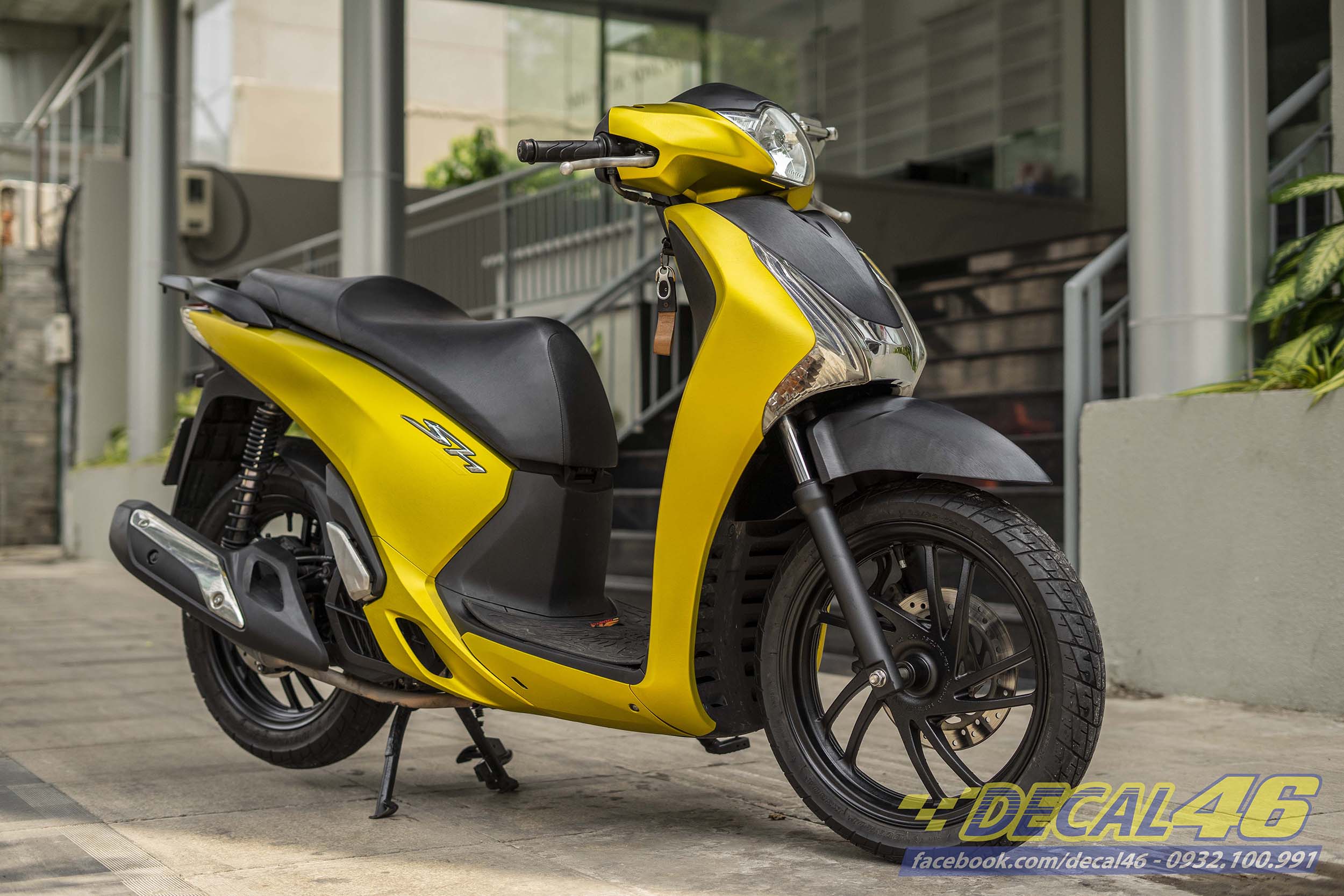 Tem-xe-SH-150-nhom-xuoc-den-vang-son-sporty-den-mo-6.jpg